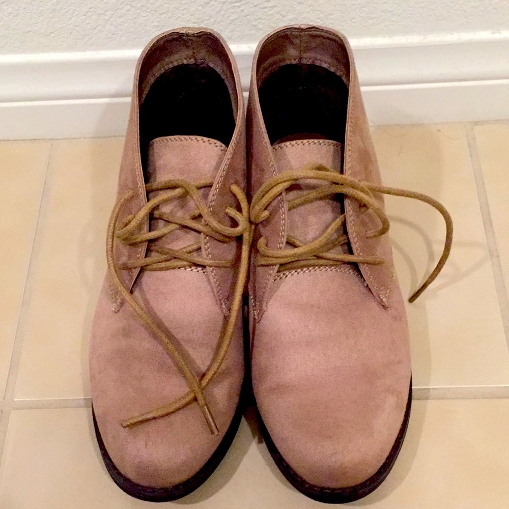 Womens suede boots size 7.5 W us size